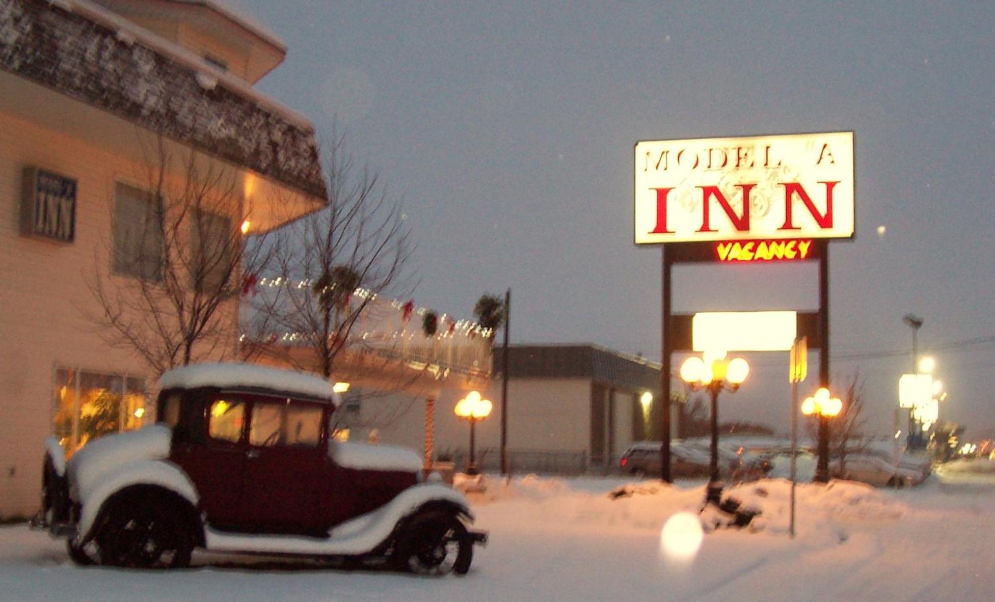 Model A Inn Cranbrook Exterior foto